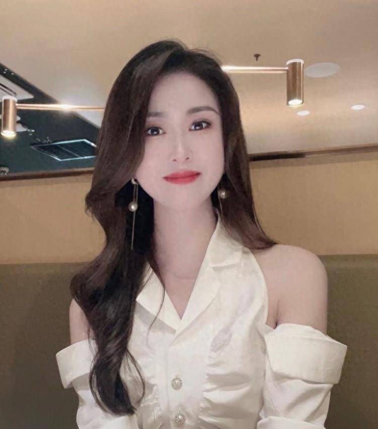 肤白美丽大姐尽显迷人魅力!_气质_皮肤_光芒