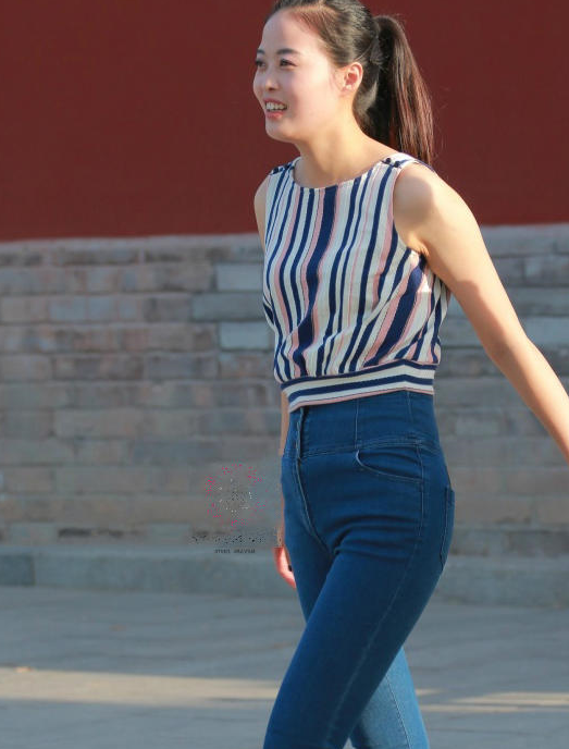 街拍:小姐姐紧身牛仔裤穿出曲线身姿,一个优雅的弯腰很有吸引力_发型