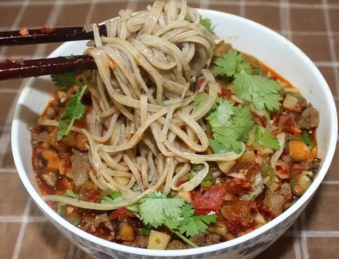 蒿子面,这是一款宁夏地区的特色美食,它的名字叫做蒿籽面.