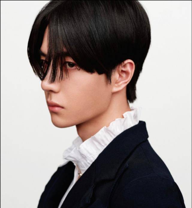 王一博《t》二月刊照片发布,眼尾钉又欲又撩,眼神杀更是让人欲罢不能