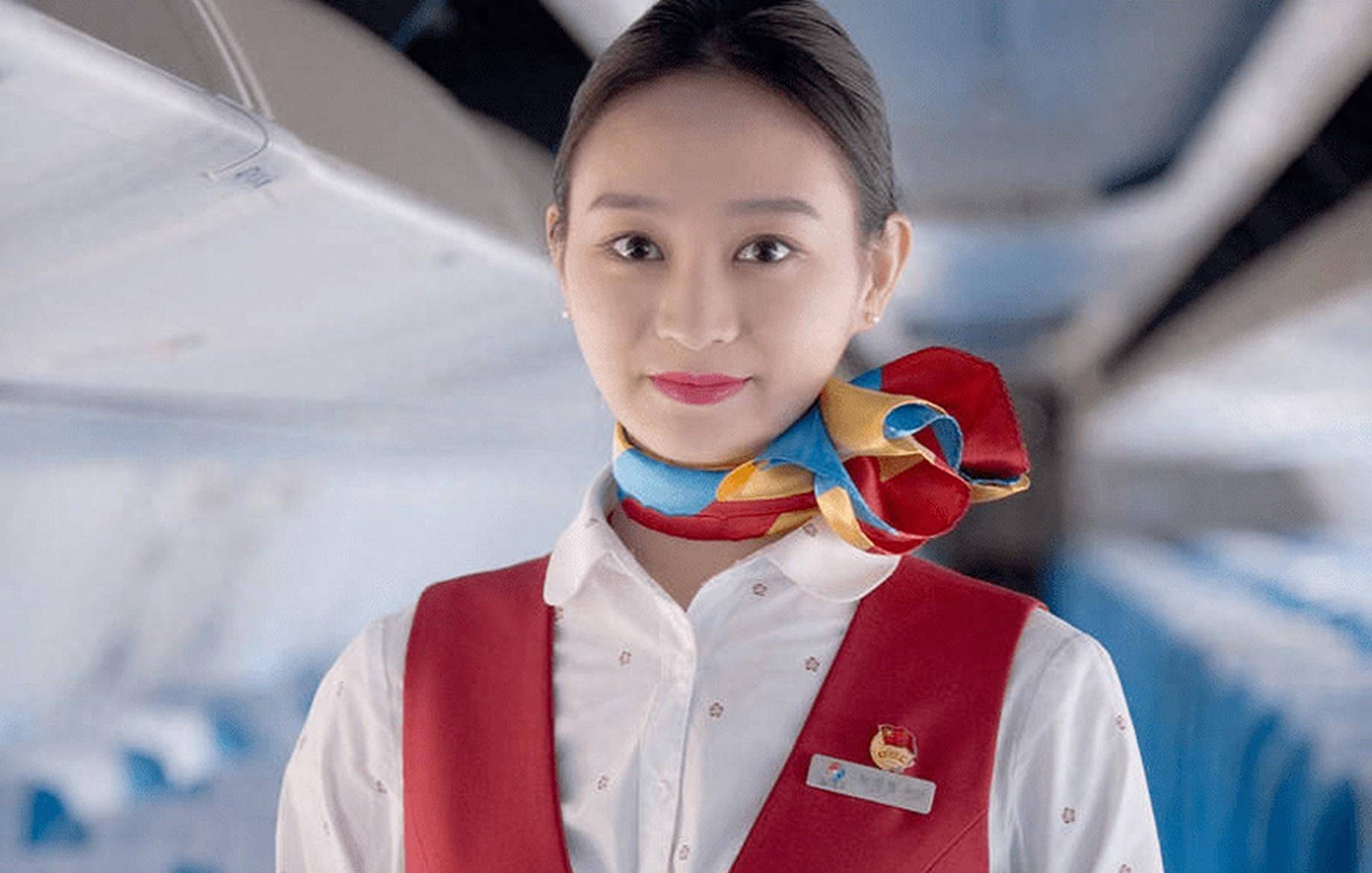空姐的"特殊标志",脖子上的丝巾不仅仅是装饰,背后还有很多功能_口罩