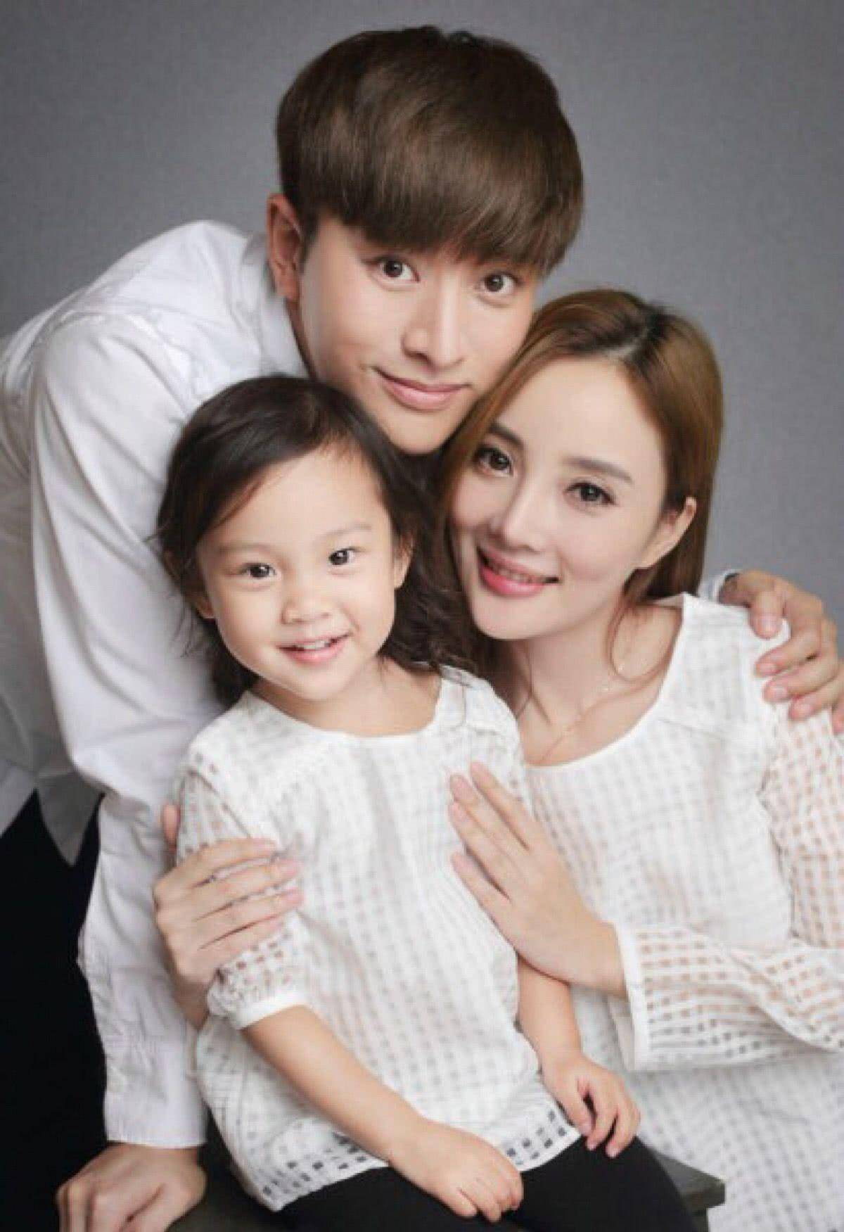 甜馨11岁生日,贾乃亮李小璐同框庆祝,一家三口终成美丽画面_照片_女儿