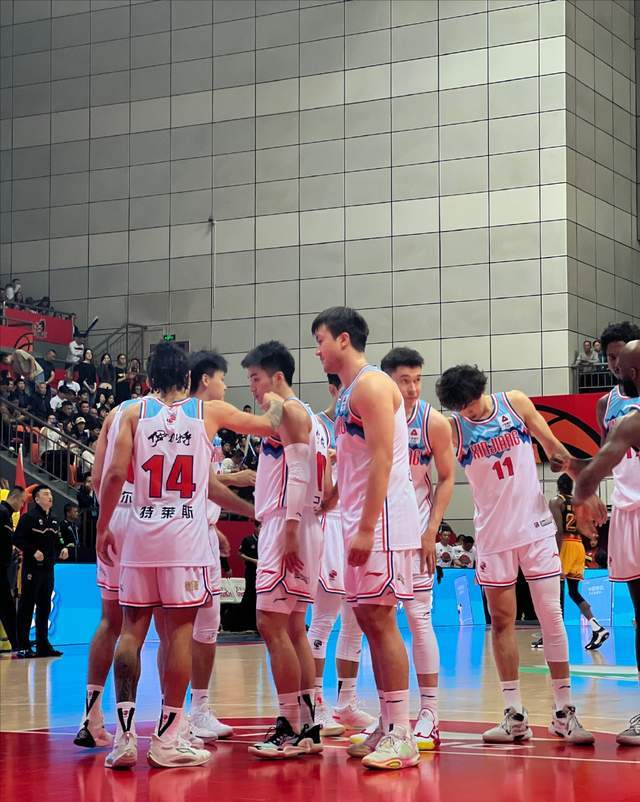 赵睿21 5堪称完美,阿不都27 11,辽篮旧将11分依旧勇猛_新疆男篮_江苏
