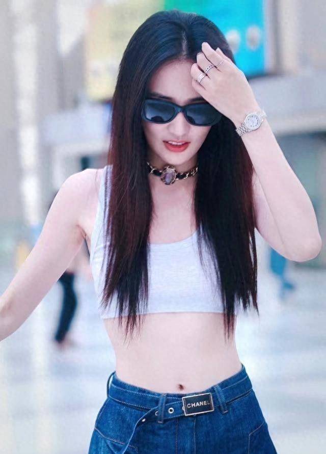 徐璐穿着胸罩傲慢地走上机场,秀出自己的好身材,穿搭值公寓_衣服_时尚