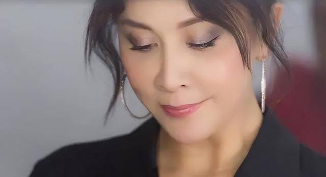 刘嘉玲心态崩溃!33年前绑架案真相曝光,结婚17年无子真相大白!