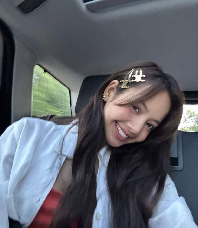 返回韩国,她玩得很开心,是否与yg续约,引发业界关注_照片_比基尼_游艇