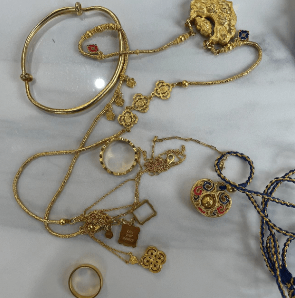 3.金银首饰:金银首饰是一种非常常见的典当物品.