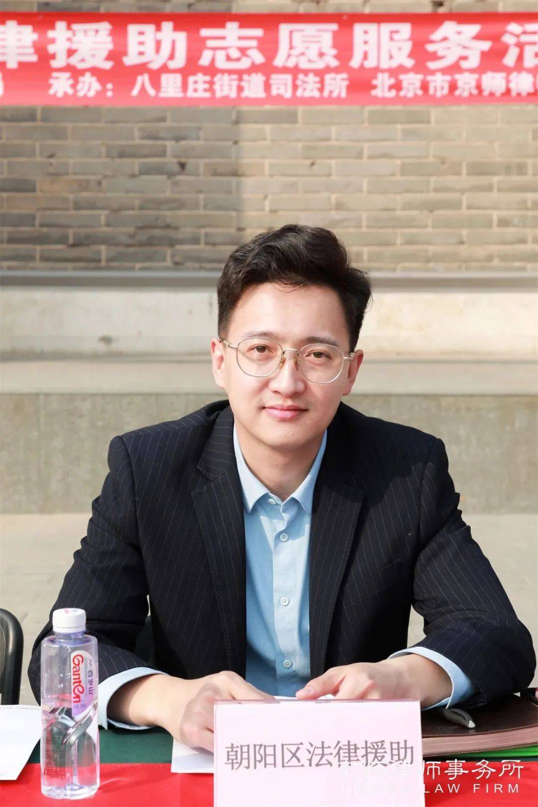 从上至下为:京师律师孙欢,钱睿,李彤▲志愿服务现场