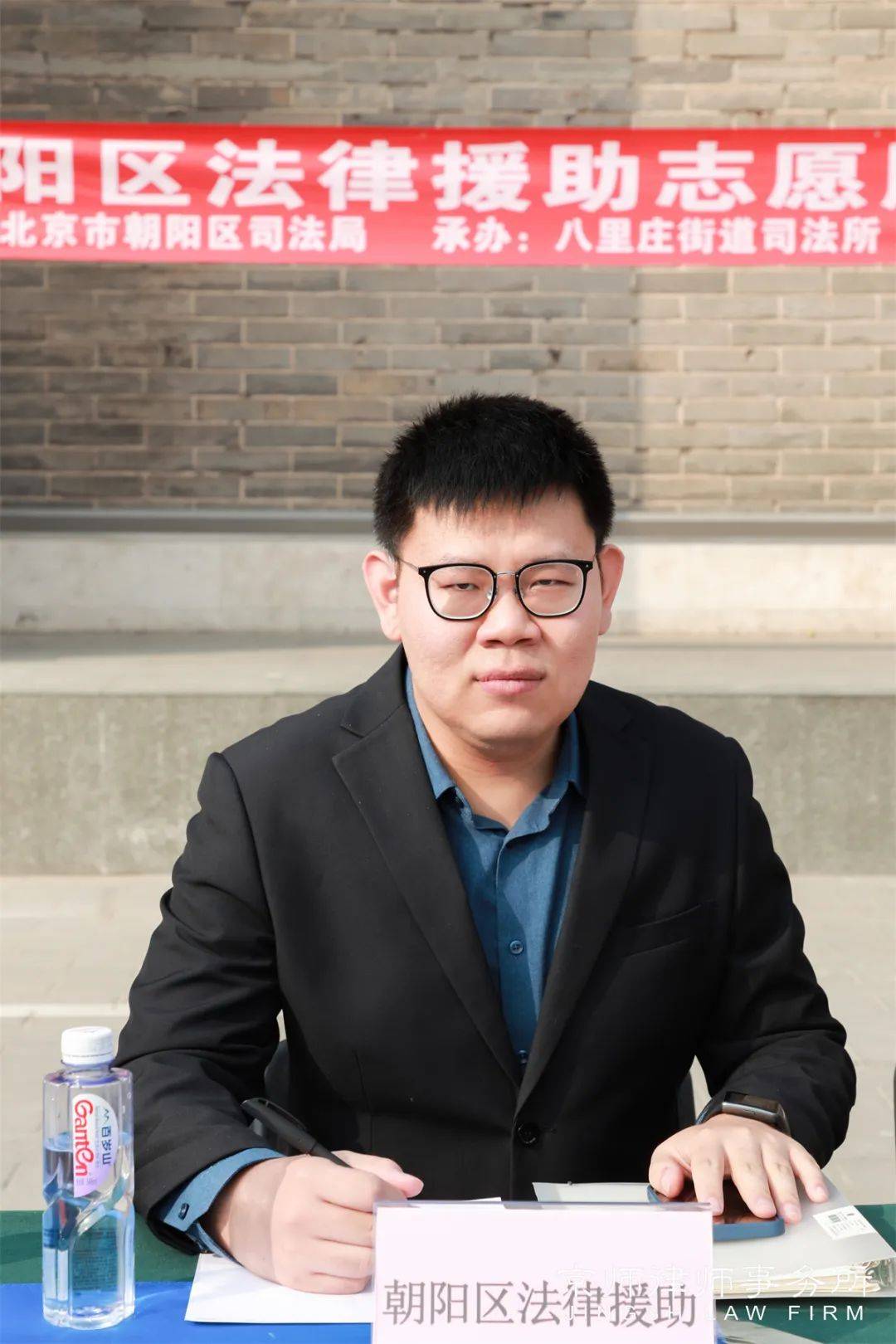 从上至下为:京师律师孙欢,钱睿,李彤▲志愿服务现场