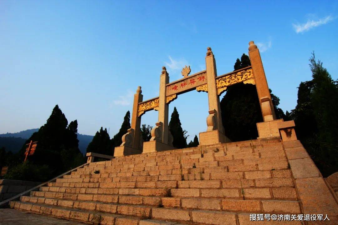 2公里处锦屏山旅游休闲度假区退役军人凭优待证,退伍证免首道门票入园