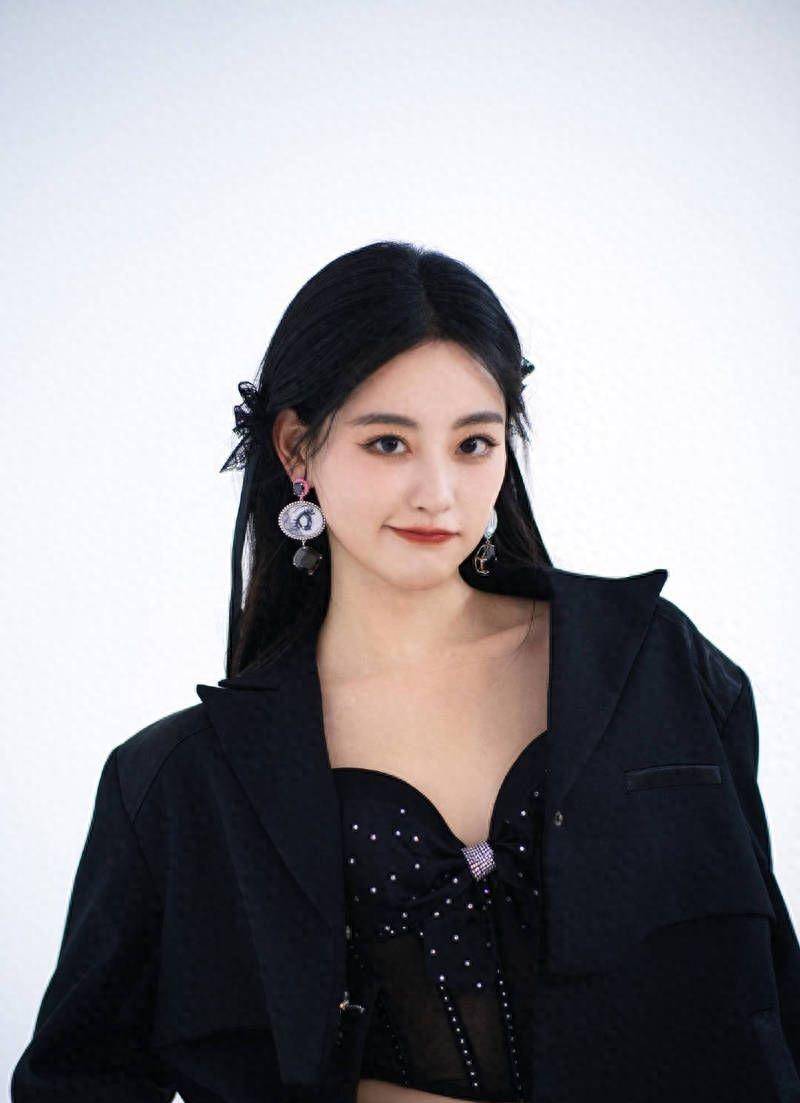 祝绪丹黑色背带珠宝超酷飒秀锁骨身材