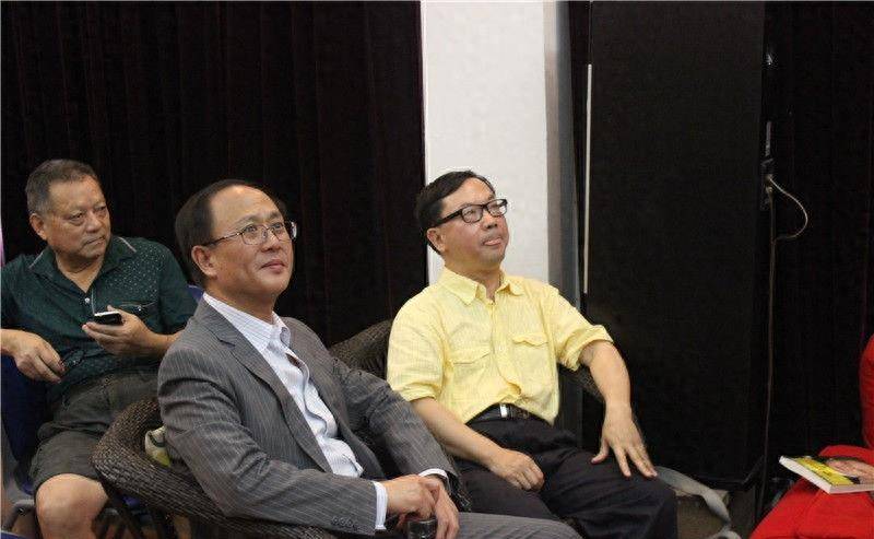 邱震海正式进入凤凰卫视的当天,就主评了至今难忘的一次事件,这就是