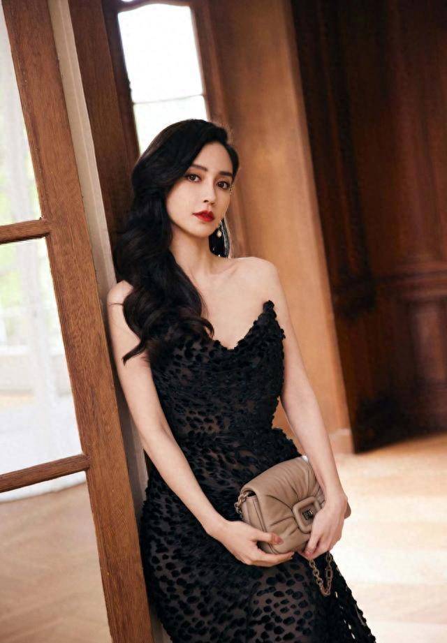 angelababy不愧是模特出身,深v抹胸裙大秀身材,肤白貌美大长腿_黑色