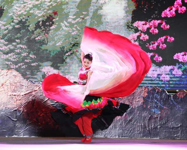 男子独舞《绽放青春》节奏动感,舞姿洒脱,女子独舞《五彩云霞》绚丽