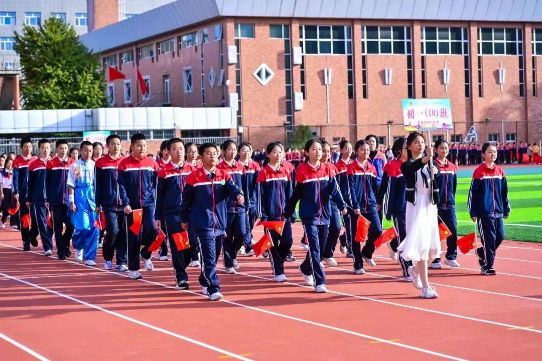 第一项:开幕式表演王宁校长和东校区全体领导出席开幕式.