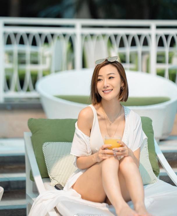 前tvb女星朱智贤穿白色泳装秀身材,一个动作不慎露出事业线_强人_企业