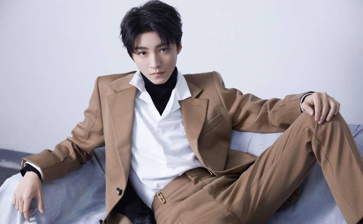 而如今,王俊凯已从北京电影学院毕业,终于不是半工半读,网友也戏称