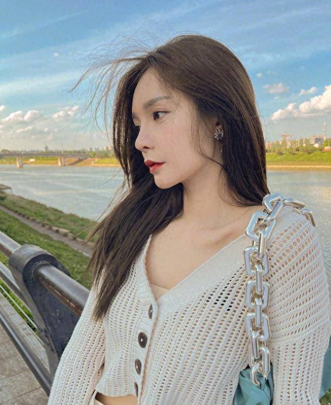 沈梦辰发自拍美照,穿露脐装大秀好身材,却被粉丝给说到删动态