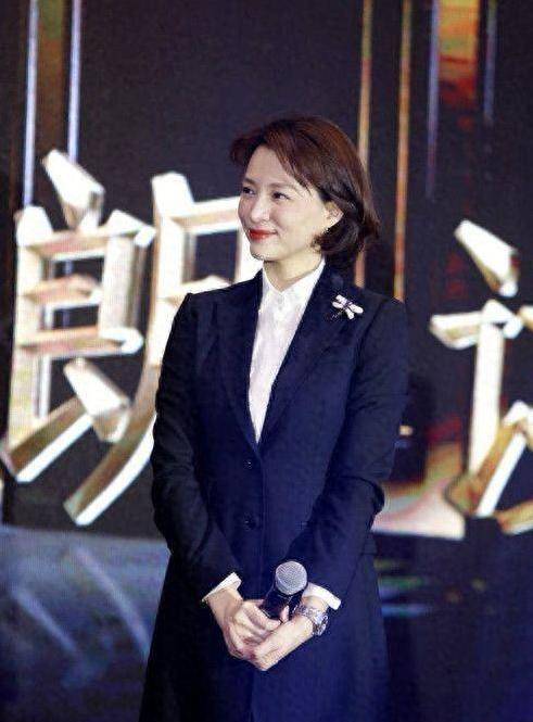 49岁的董卿,很厉害:穿着简单,没有长发,没有化妆,却有一种惊人的气质