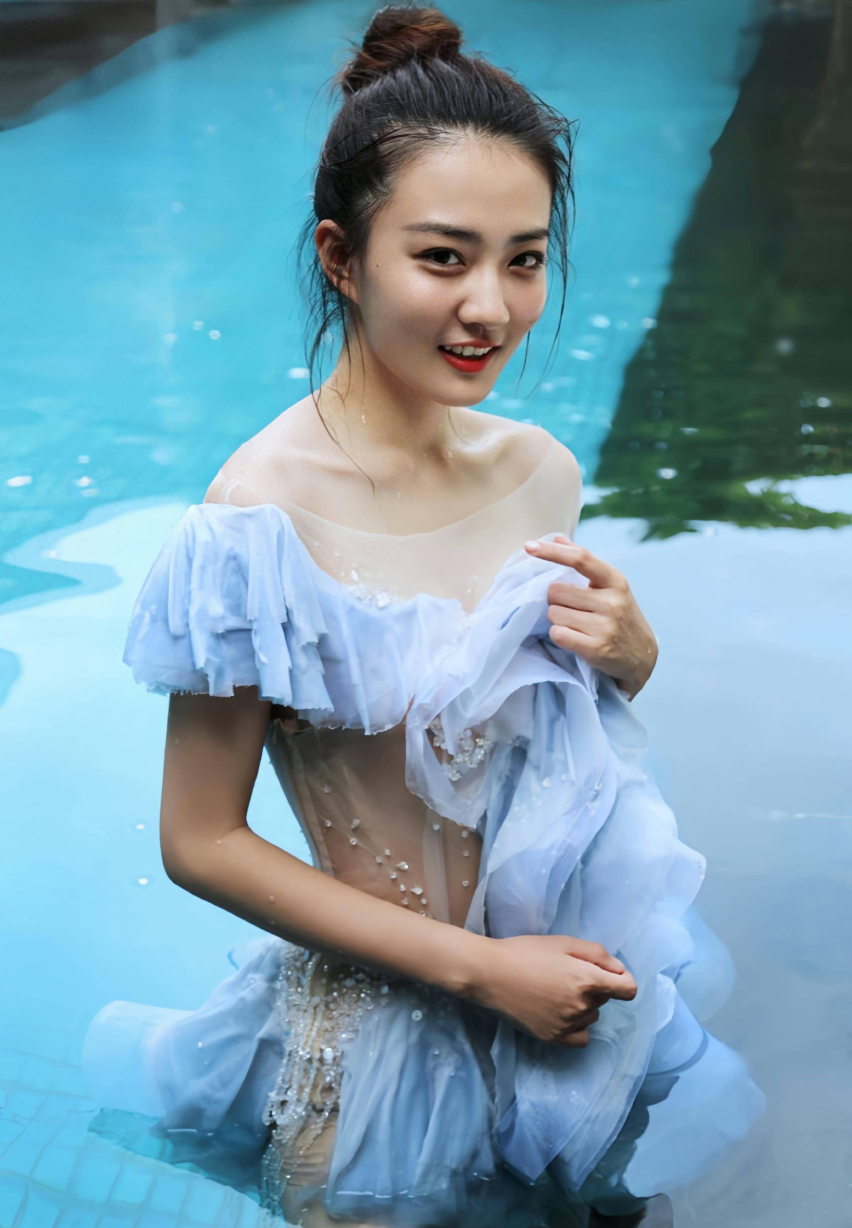 徐璐在海滩拍摄大片,身穿单层纱裙,甜美性感,颜值清纯,身材不凡!