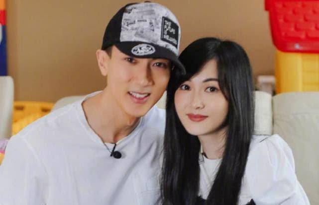 吴尊晒老婆生娃旧照,林丽吟素颜躺手术台上,脸色苍白惹人心疼_时间