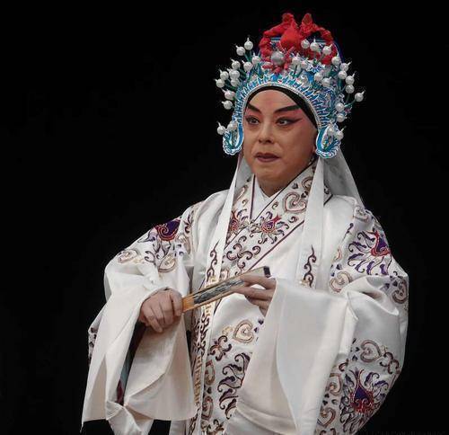 不要将不同流派,时期的京剧名家放一起对此,例如李维康和李胜素_对比