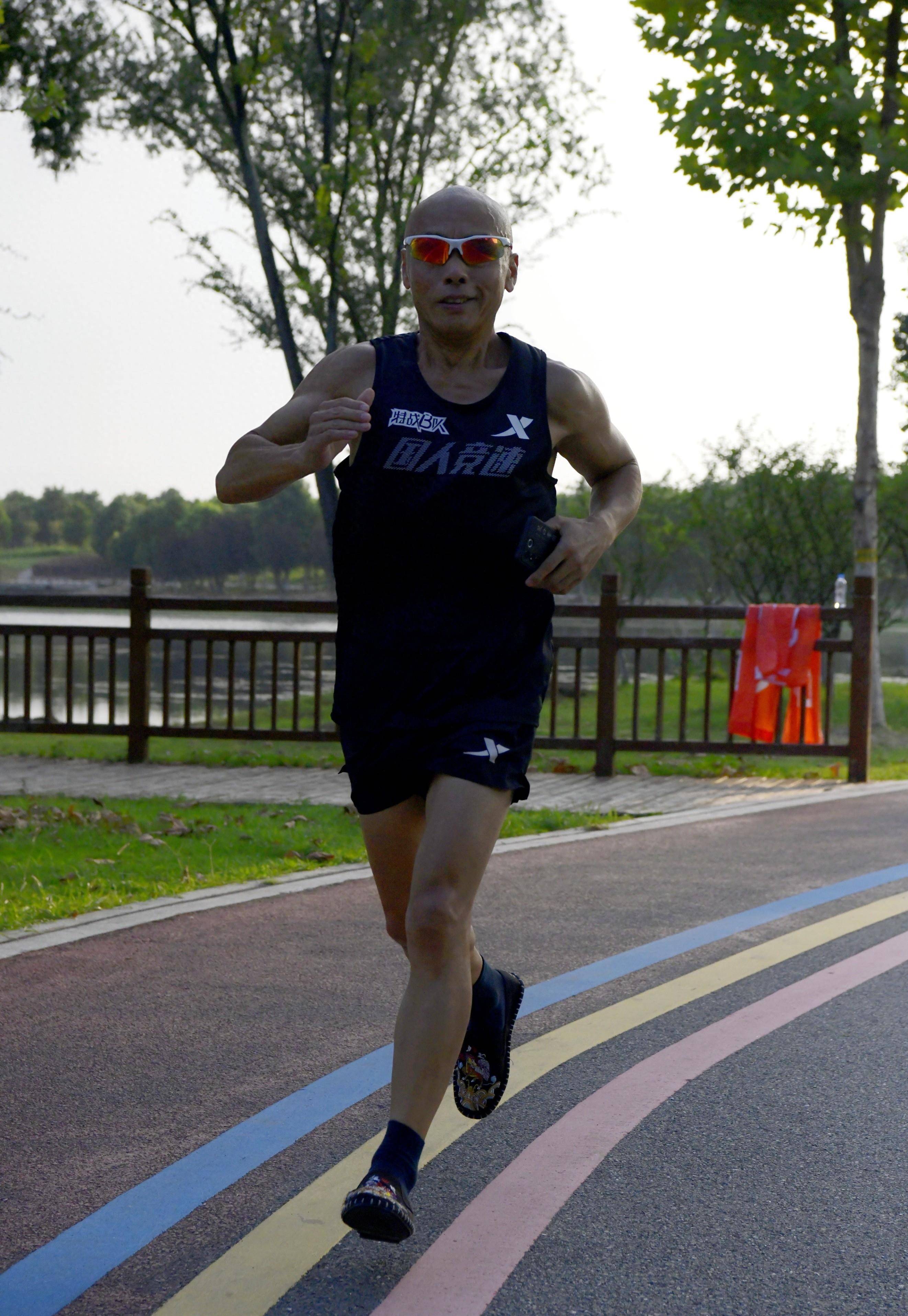 55岁 背靠背马拉松 破三信手掠来 跑步七年安徽六哥一直很牛_赛道