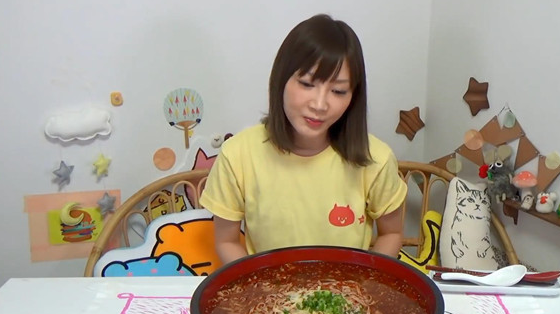 日本大胃王挑战重庆小面,从8袋面减少到6袋面,还被辣到直嚷嚷_木下