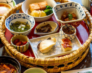 与此同时开始考虑包装问题,王守义将自己的头像印在包装上,作为防伪