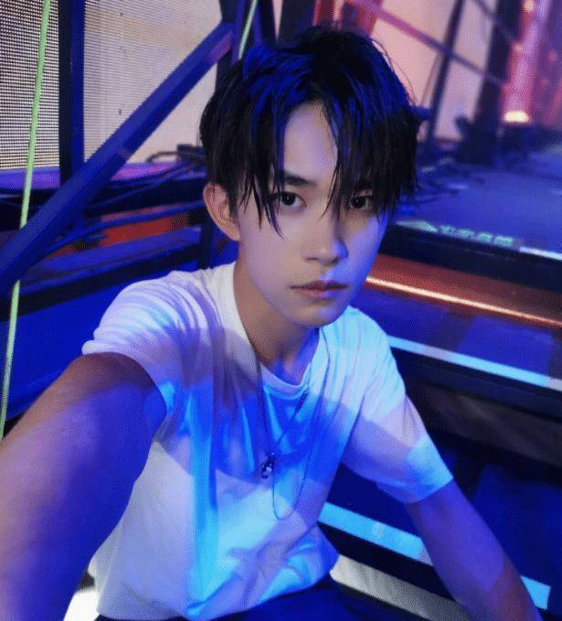 官博晒tfboys自拍照,三人发型穿着神同步,网友:默契十足!