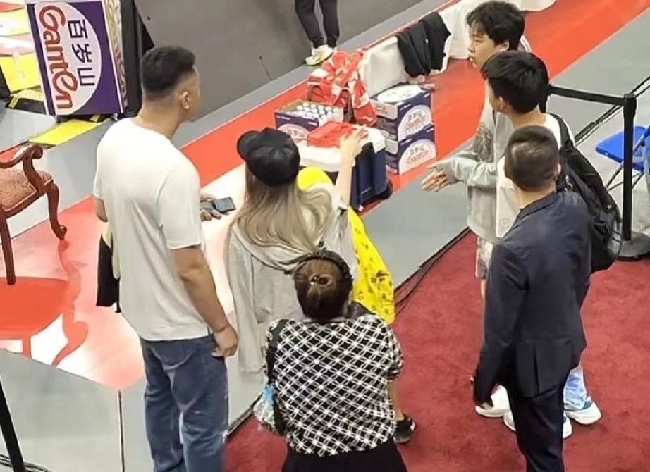 宏远老板娘久违现身!