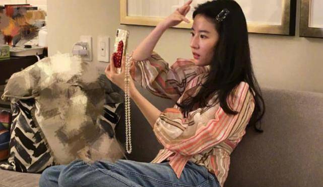 刘亦菲再现"直女角度"自拍,窝在沙发里坐姿显随意,高跟鞋抢镜_照片