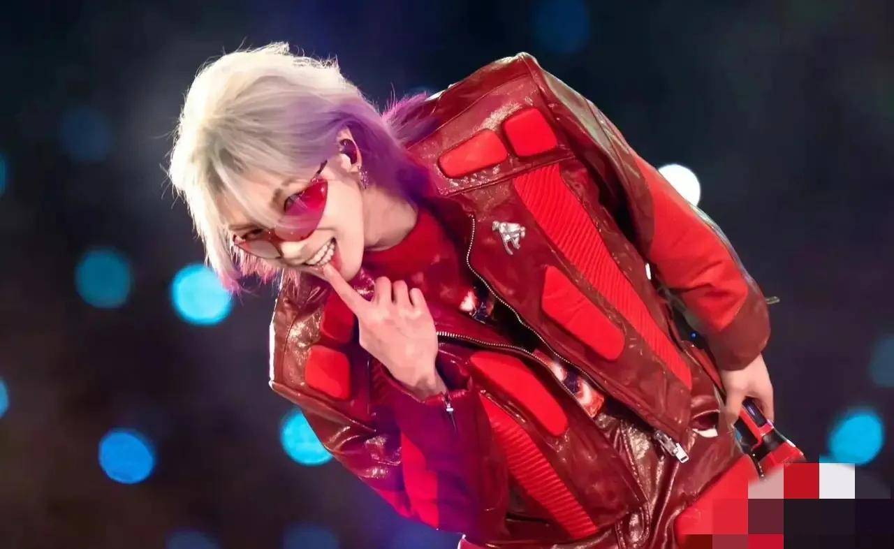 华晨宇凭借南京演唱会上的妖娆造型,喜提热搜!