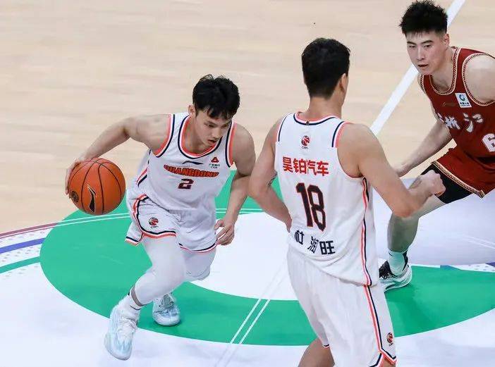 张文逸在三分球方面的稳定性不仅可以进一步为广东队的双核心胡明轩和