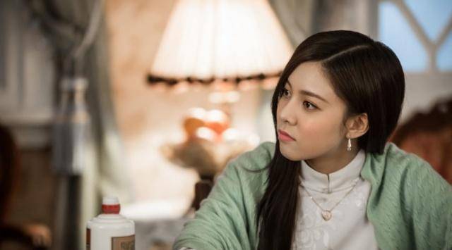 没钱上大学,但是她天生丽质,聪明伶俐,和江南名门少爷俞启威是朋友