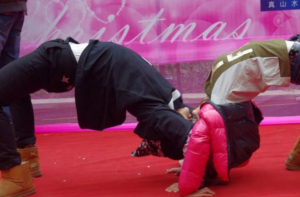 最"尴尬"接吻,图2姿势让人"害羞",最后一个创造吉尼斯纪录_情侣_时间