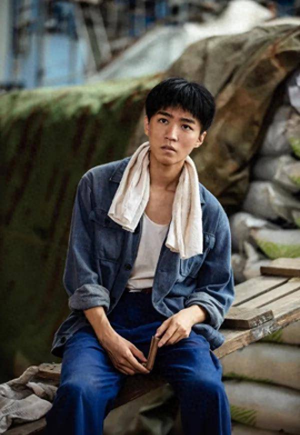 王俊凯被外国教练抱着,坐姿太宠溺,他一个手势却man到巅峰_时候_怀中