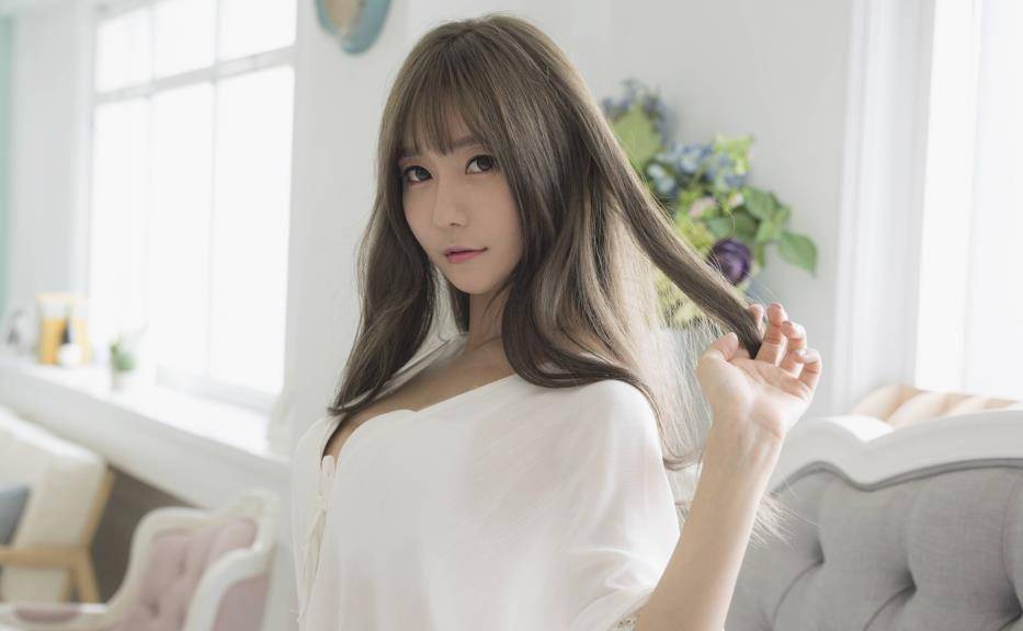 在与张立鹏交往期间,崔瑟琪在中国获得了大量粉丝,为她在中国赚钱奠定