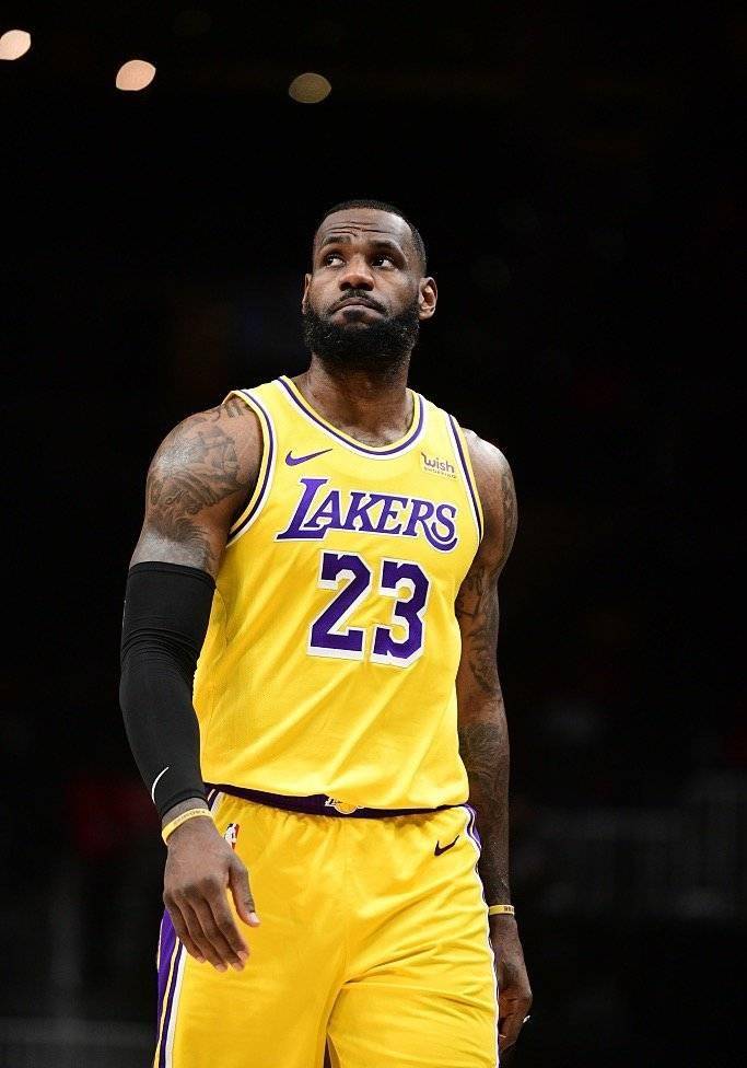 众所周知,詹姆斯没有圆柱体.他是唯一一位受到裁判严重虐待的球员.