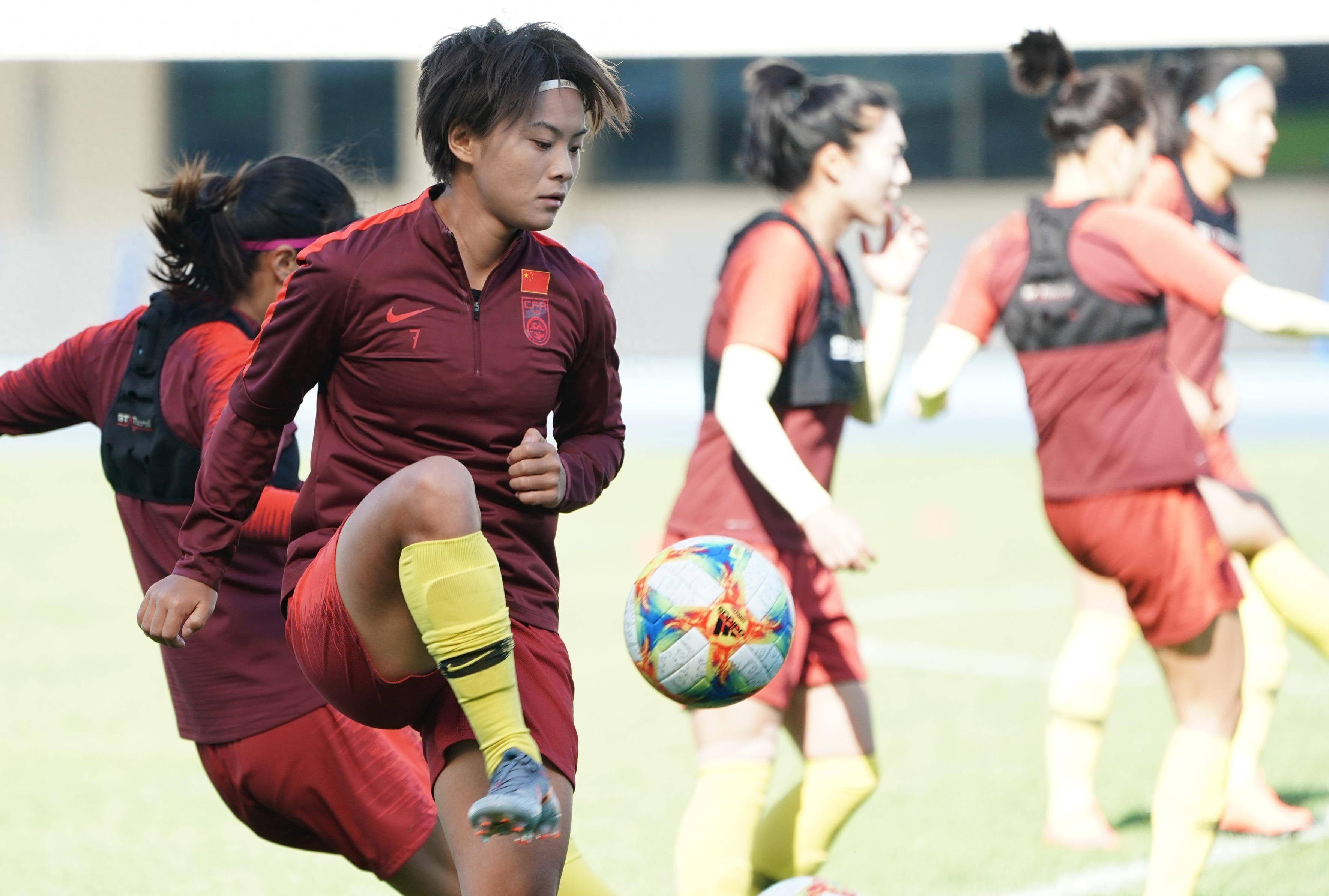 王霜宣布职业生涯重大决定,孙雯理解,水庆霞束手无措,女足领导同意_水