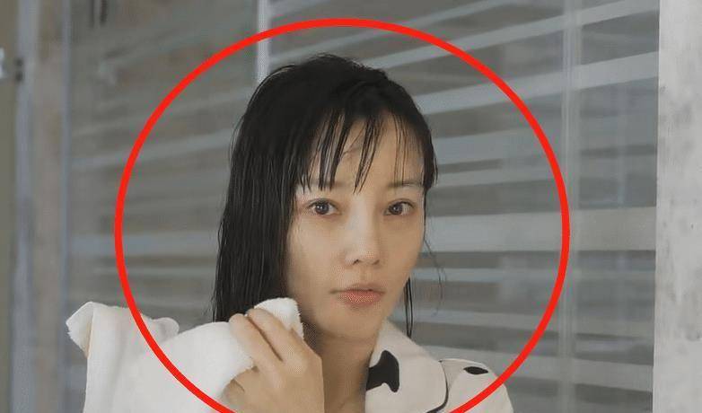 39岁李小璐素颜录视频,整容痕迹太明显,不说差点以为是两个人_生活