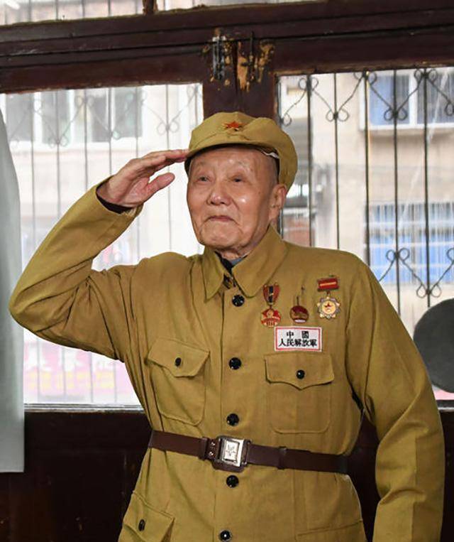 曾腰缠70斤炸药炸碉堡,70周年庆,天安门城楼看阅兵,他实至名归_那张富