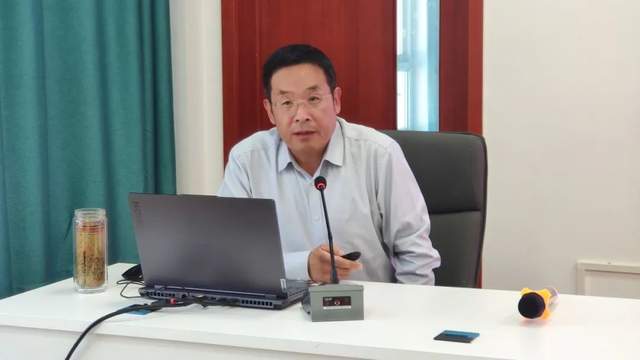 副校长马海鹏宣读《河州中学2023年关于聘任各学科学科主任的决定》.