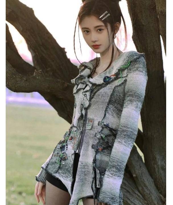 鞠婧祎越来越俏皮了,穿黑袜搭配蝴蝶上衣,尽显军装风范!