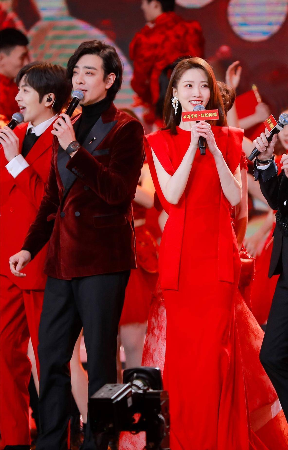 张纯烨才是真腿精,一袭红裙登台大气高级,这身材主持人里少见_款式