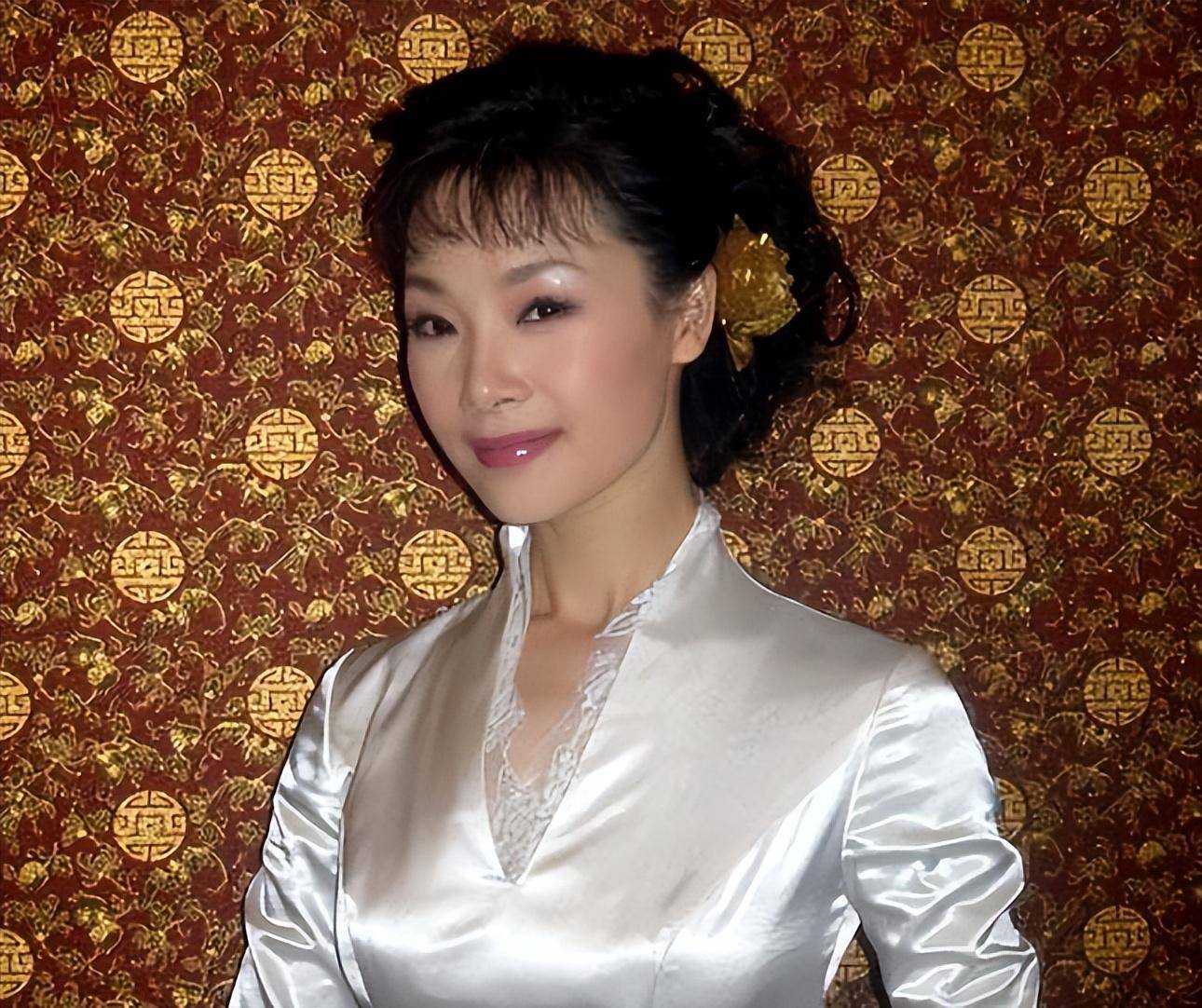 "军中绿花"吕薇:15次登上春晚,却因男友患癌耽搁事业_父母_工作_舞台