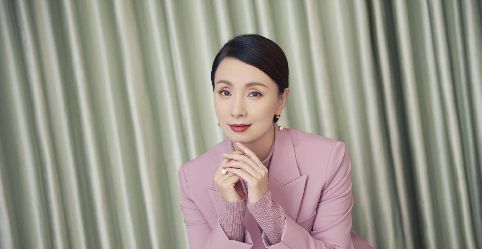 陶虹逆生长,素颜出镜秀高难度瑜伽动作,拥有刘诗诗同款天鹅颈_照片