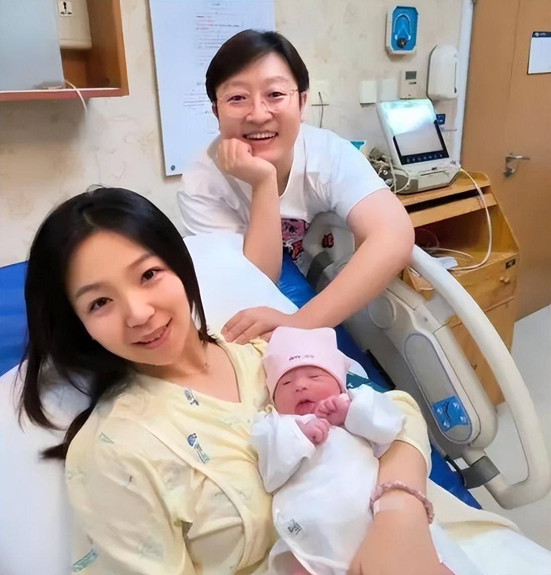 德云社弟子夫妻对比,岳云鹏的老婆最旺夫,"烧饼"的妻子最漂亮_曹鹤阳