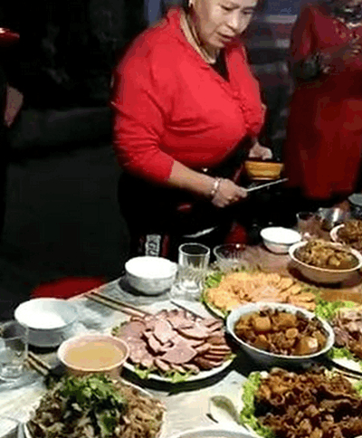 和谐！邻里6户天天搭伙吃饭什么景象？每天像吃宴席，网友：羡慕(图3)