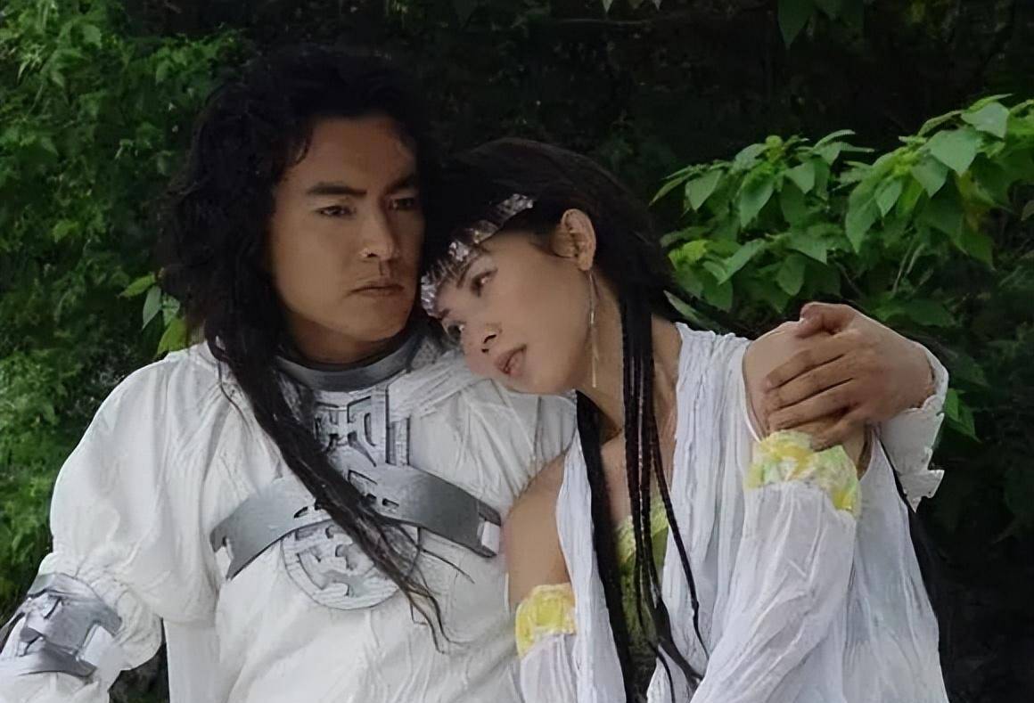 港姐蔡少芬成功从《陀枪师姐》里的女警员转型为《水月洞天》里的侠女